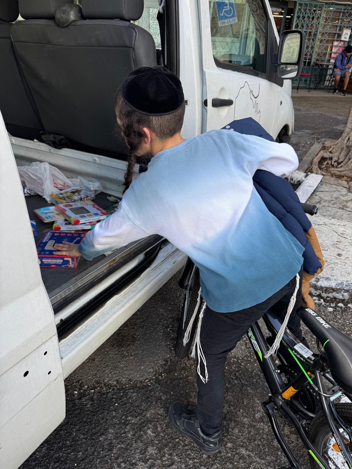 Orthodox Jewish families receiving humanitarian aid